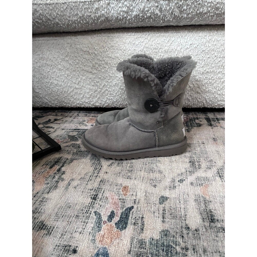 UGG Australia Bailey Button Gray Suede Shearling Boots Women’s Size 6 #5803
